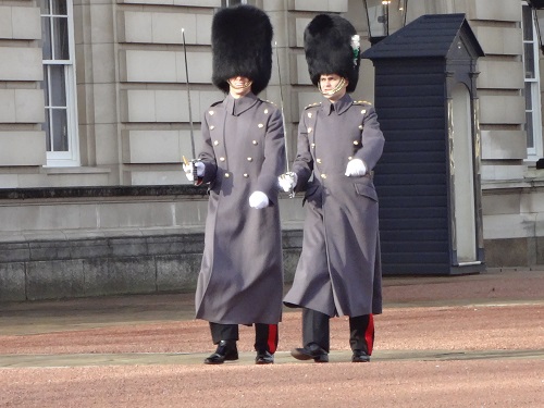 イギリス　ロンドン　バッキンガム宮殿　衛兵交代