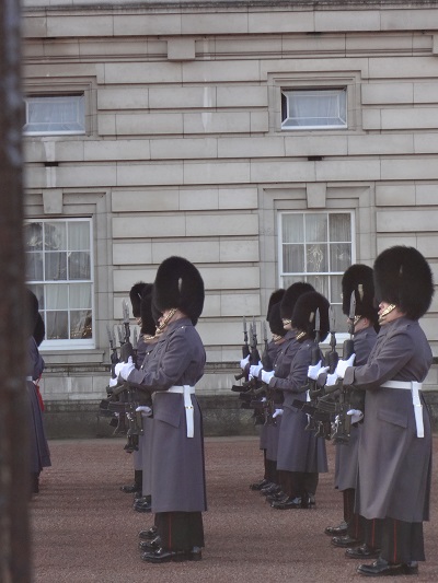 イギリス　ロンドン　バッキンガム宮殿　衛兵交代